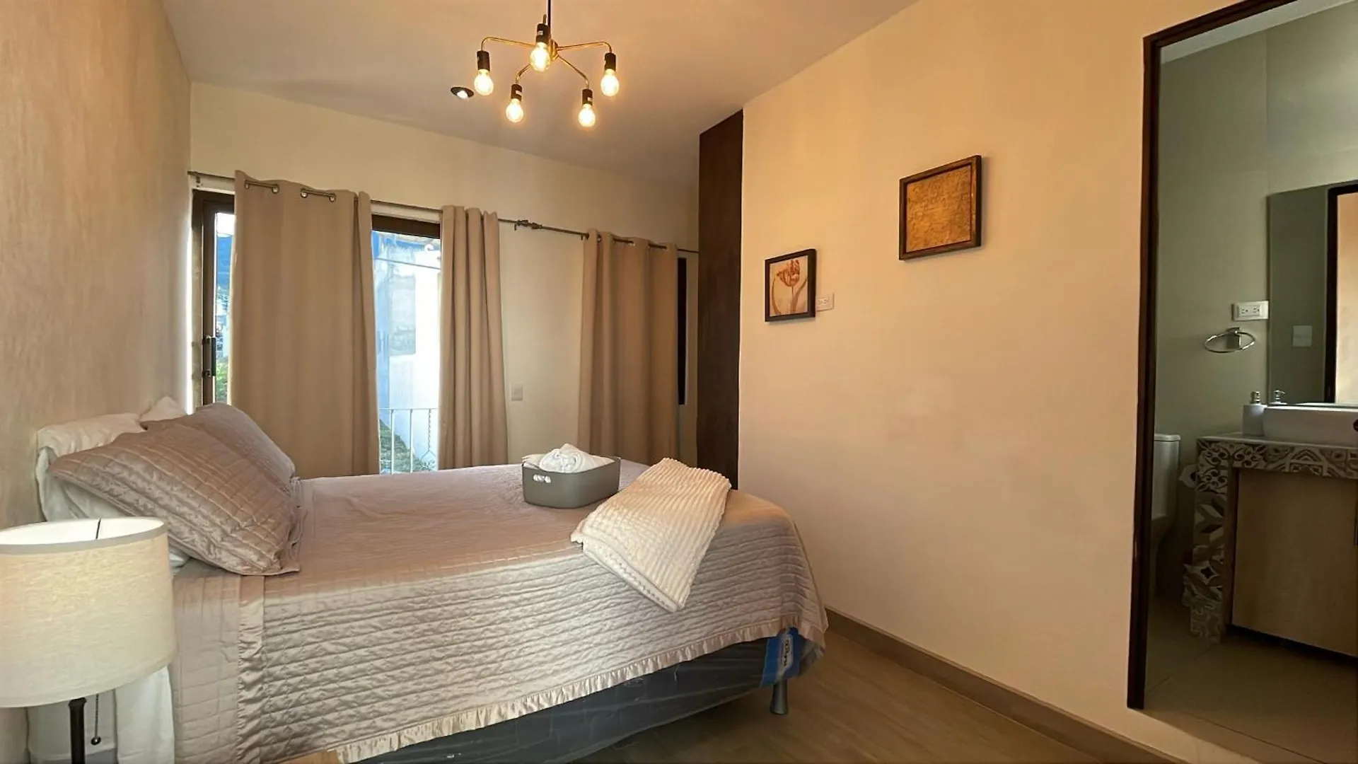 Habitacion Grande De Lujo En Antigua Guatemala Apartment